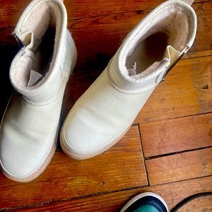 Leather Gently worn Cream Ugg boots with Ugg linings!